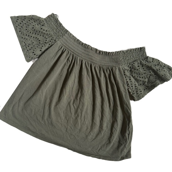 EXPRESS ONE ELEVEN OLIVE GREEN OFF THE SHOULDER FLOWY CROPPED EYELET TOP SIZE XS - Picture 2 of 6